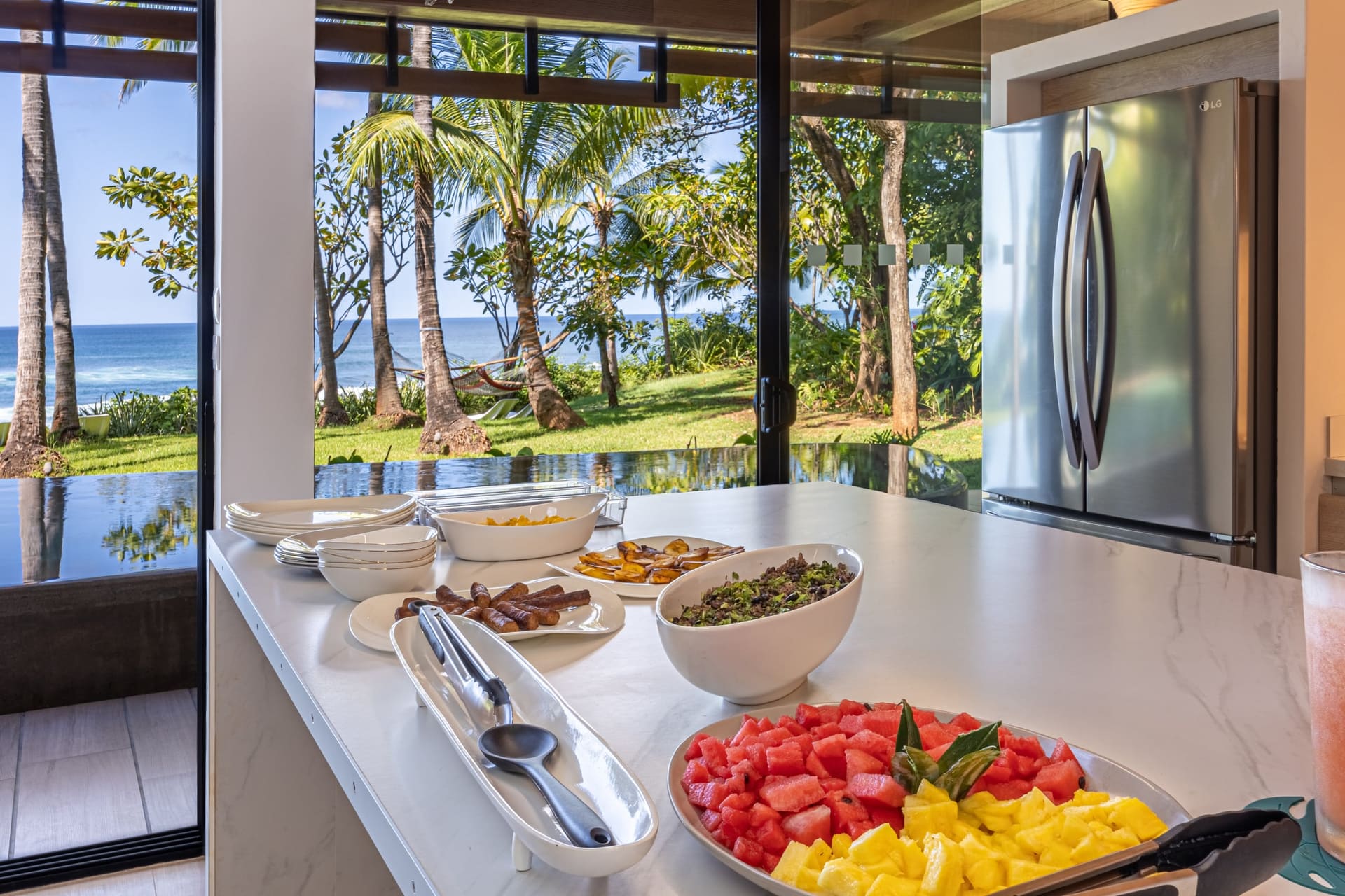 Desayuno servido en la isla de la cocina, con el mar de fondo