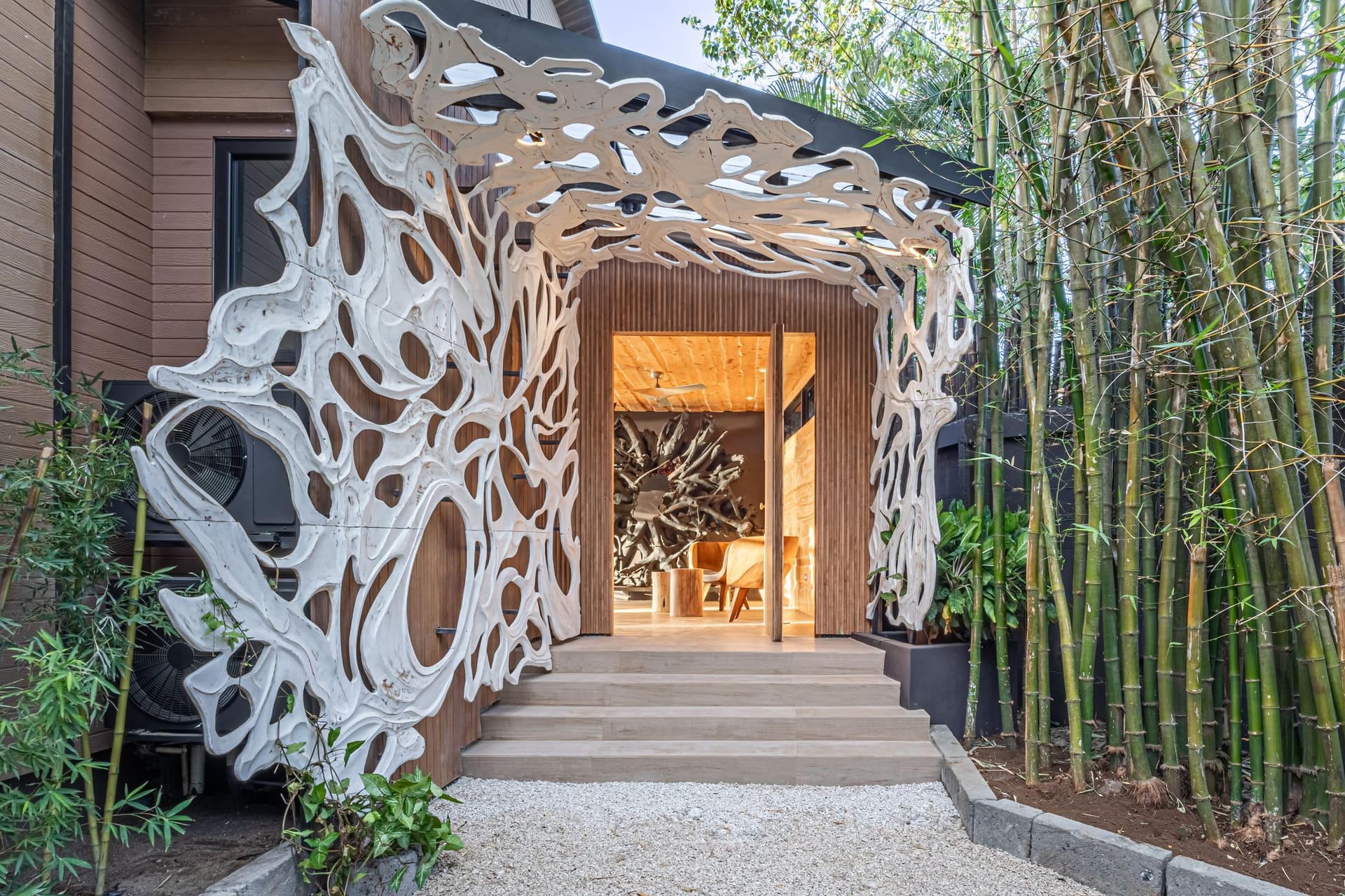Portal escultórico de entrada de Villa Hermes