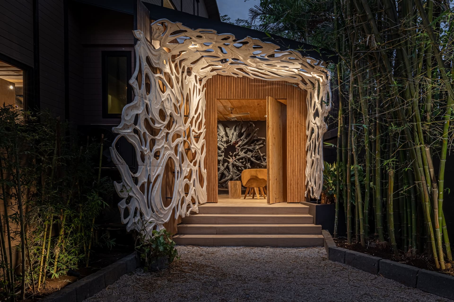 La entrada de Villa Hermes iluminada de noche