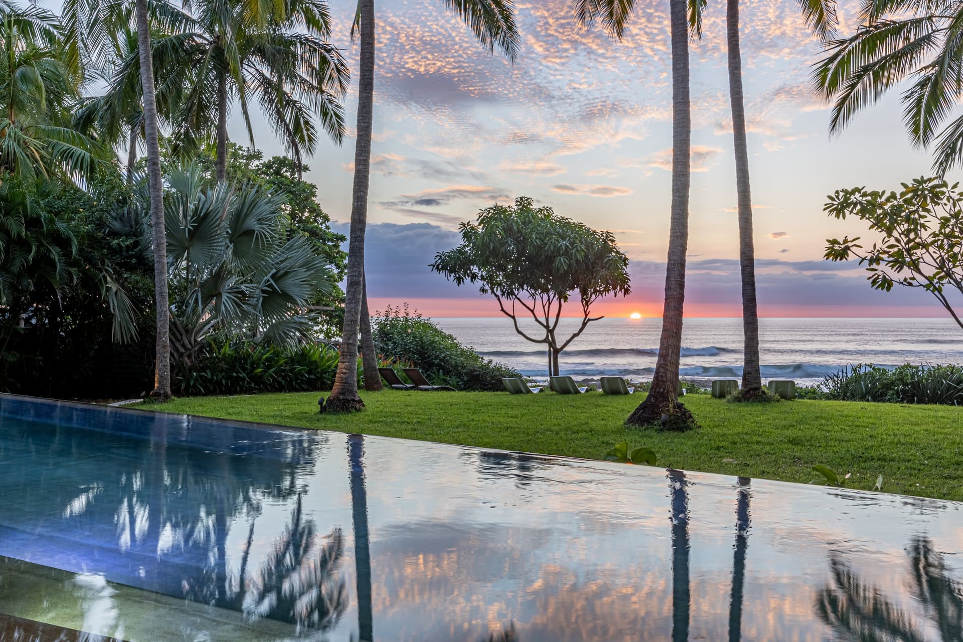 Reflejo del atardecer en la piscina infinity