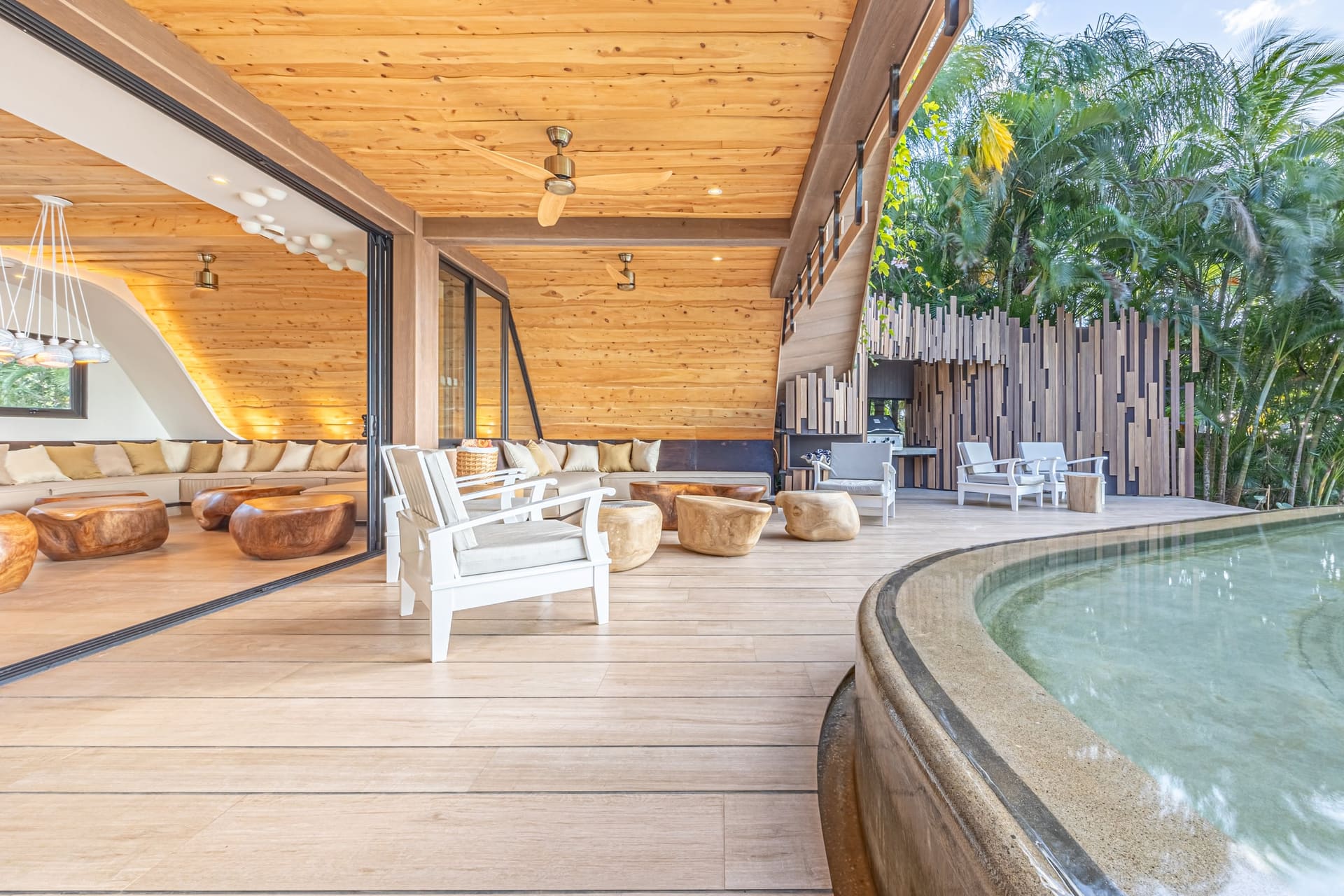 Terraza de madera junto a la piscina