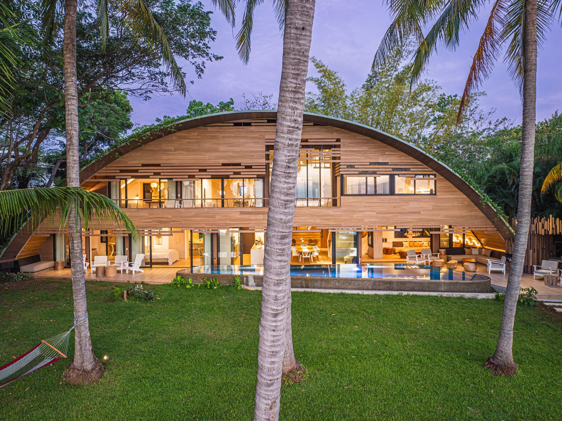 Villa Hermes iluminada al anochecer