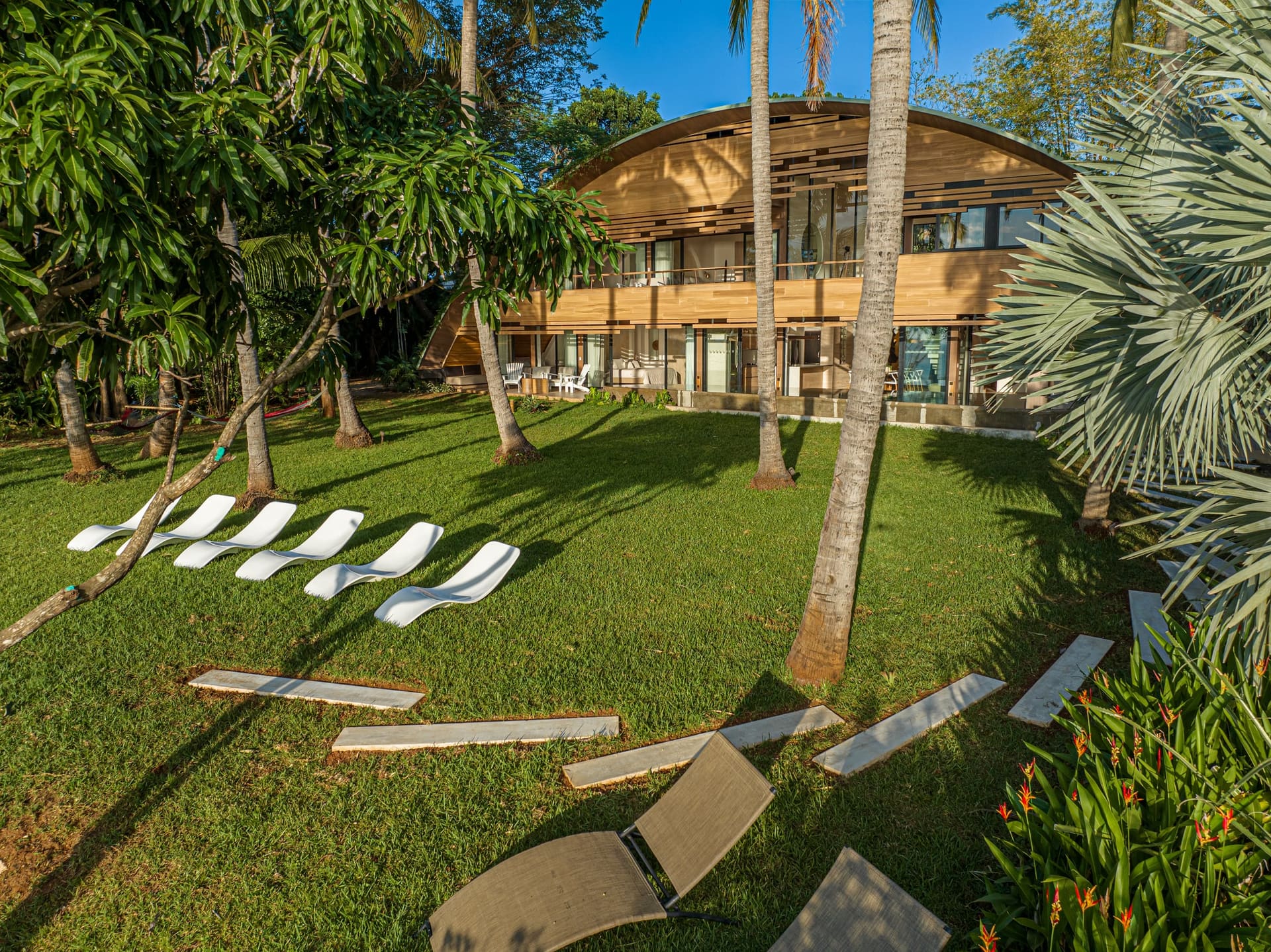Villa Hermes desde el jardín frente al mar