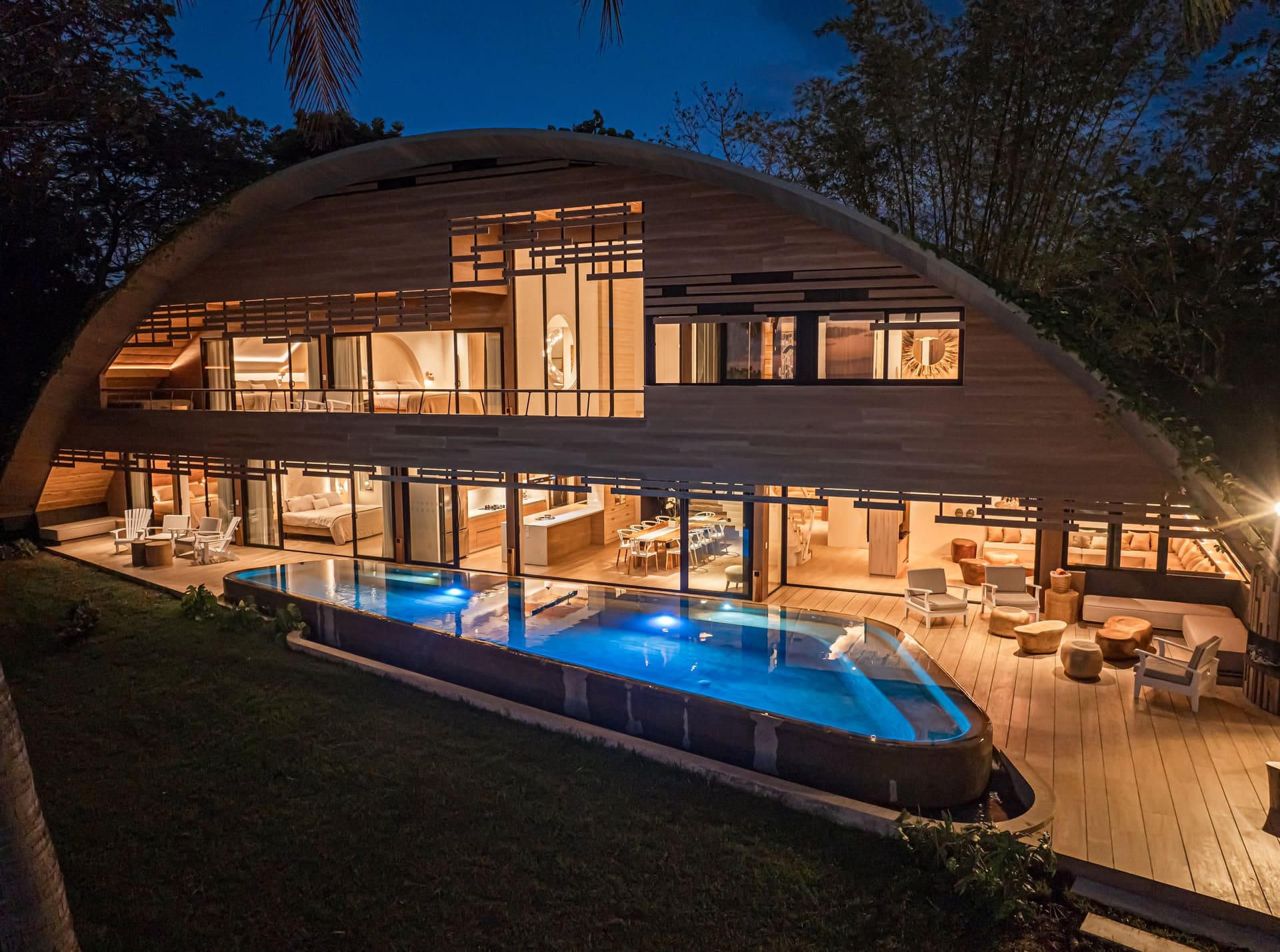 Villa Hermes de noche con la piscina iluminada