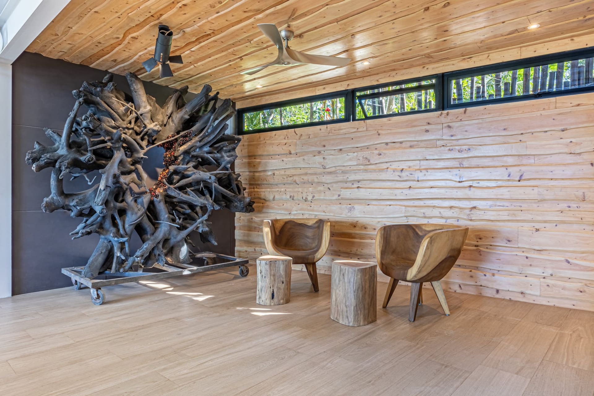 Obra de madera flotada en el salón