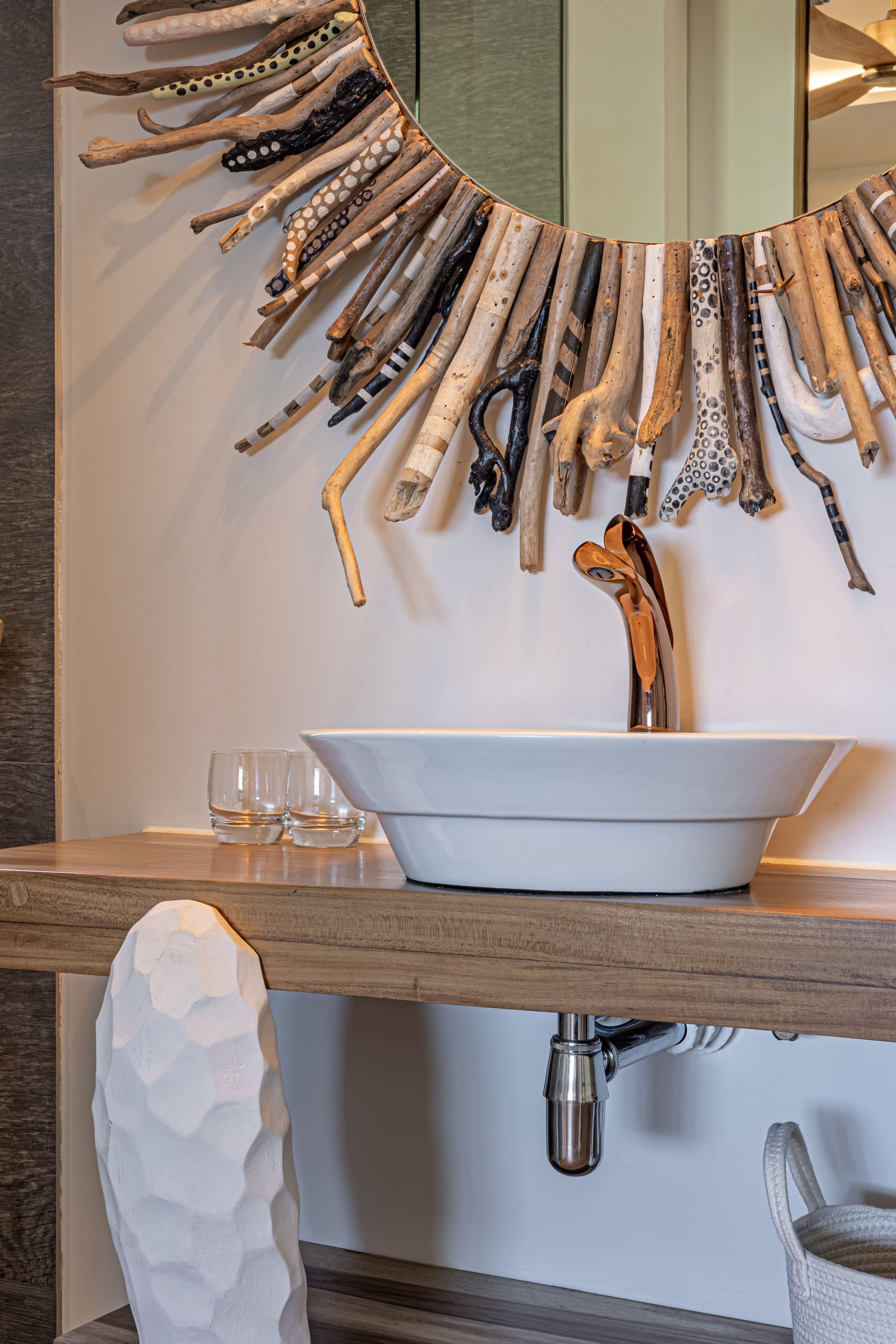 Detalle de baño con lavabo tallado