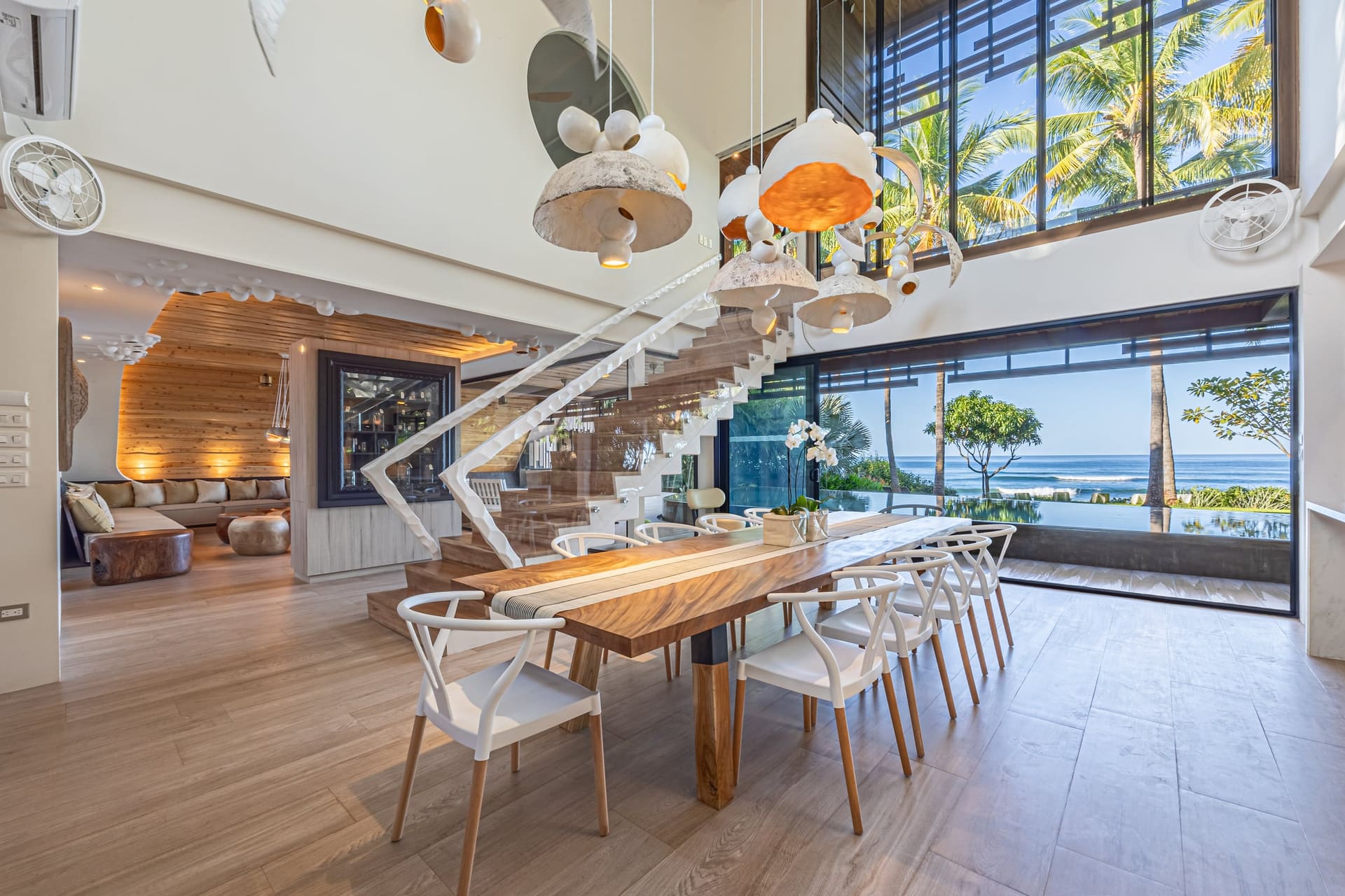 Comedor a doble altura con escalera escultórica