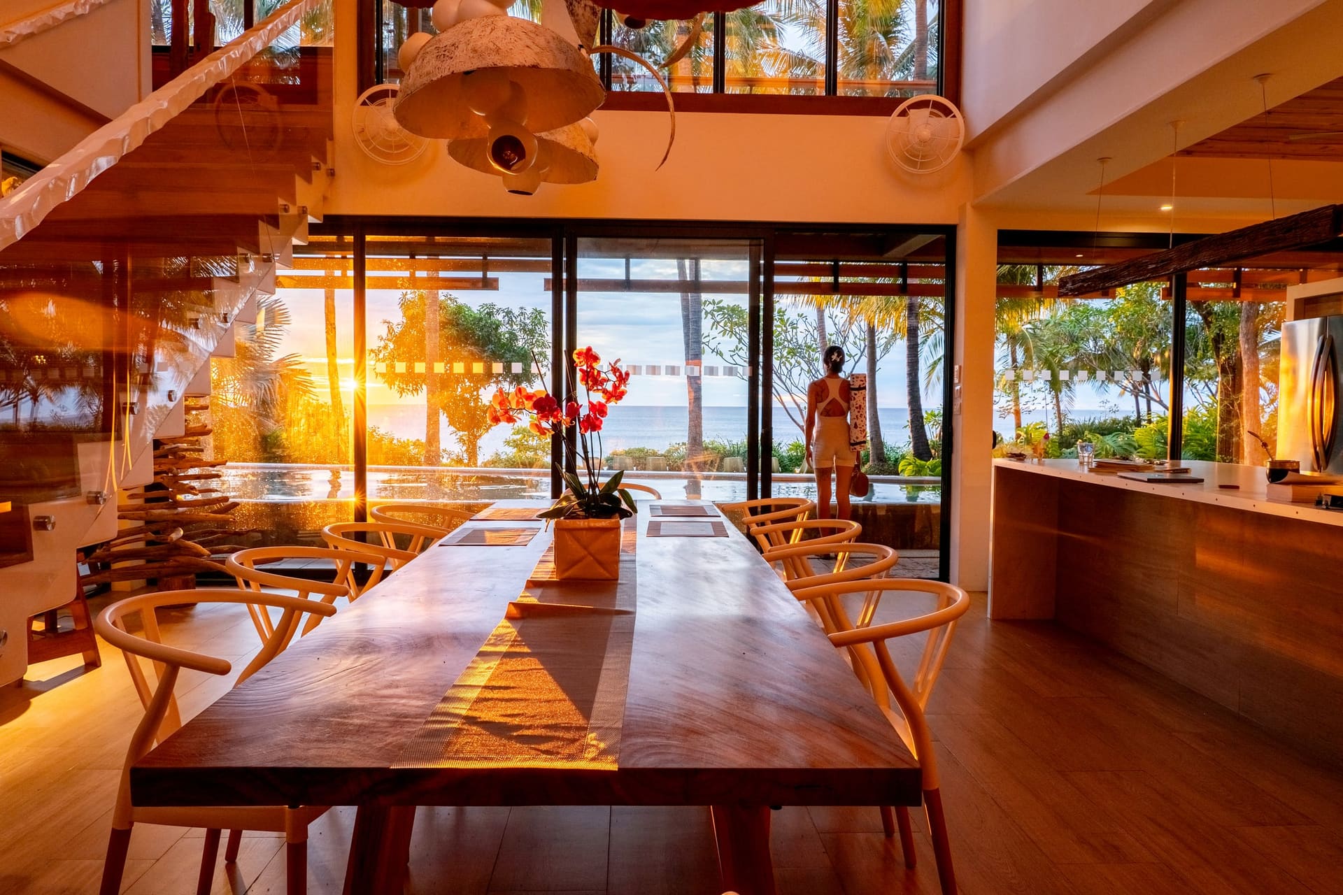 La mesa larga con la luz del atardecer