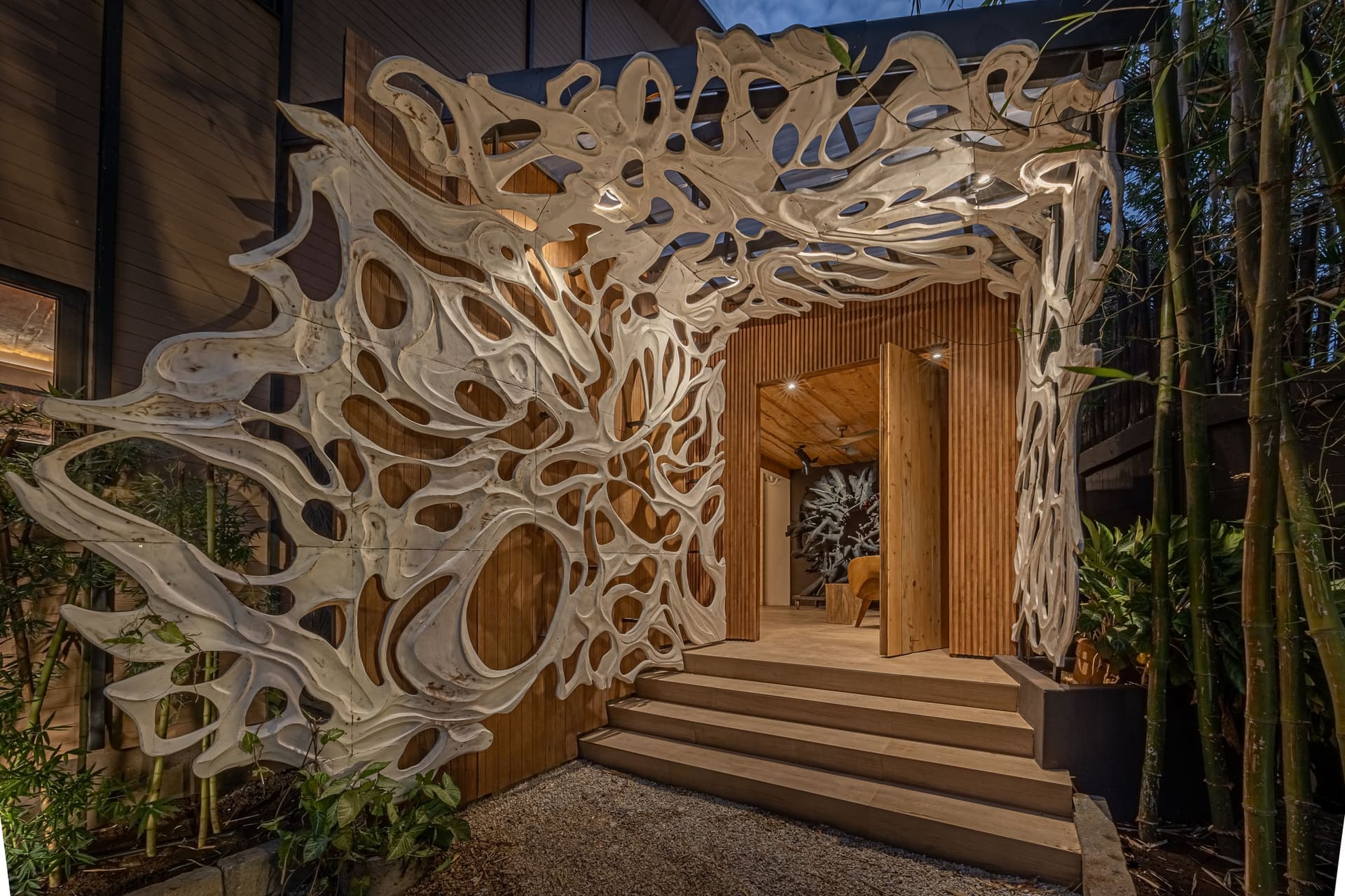 Detalle del portal de madera flotada