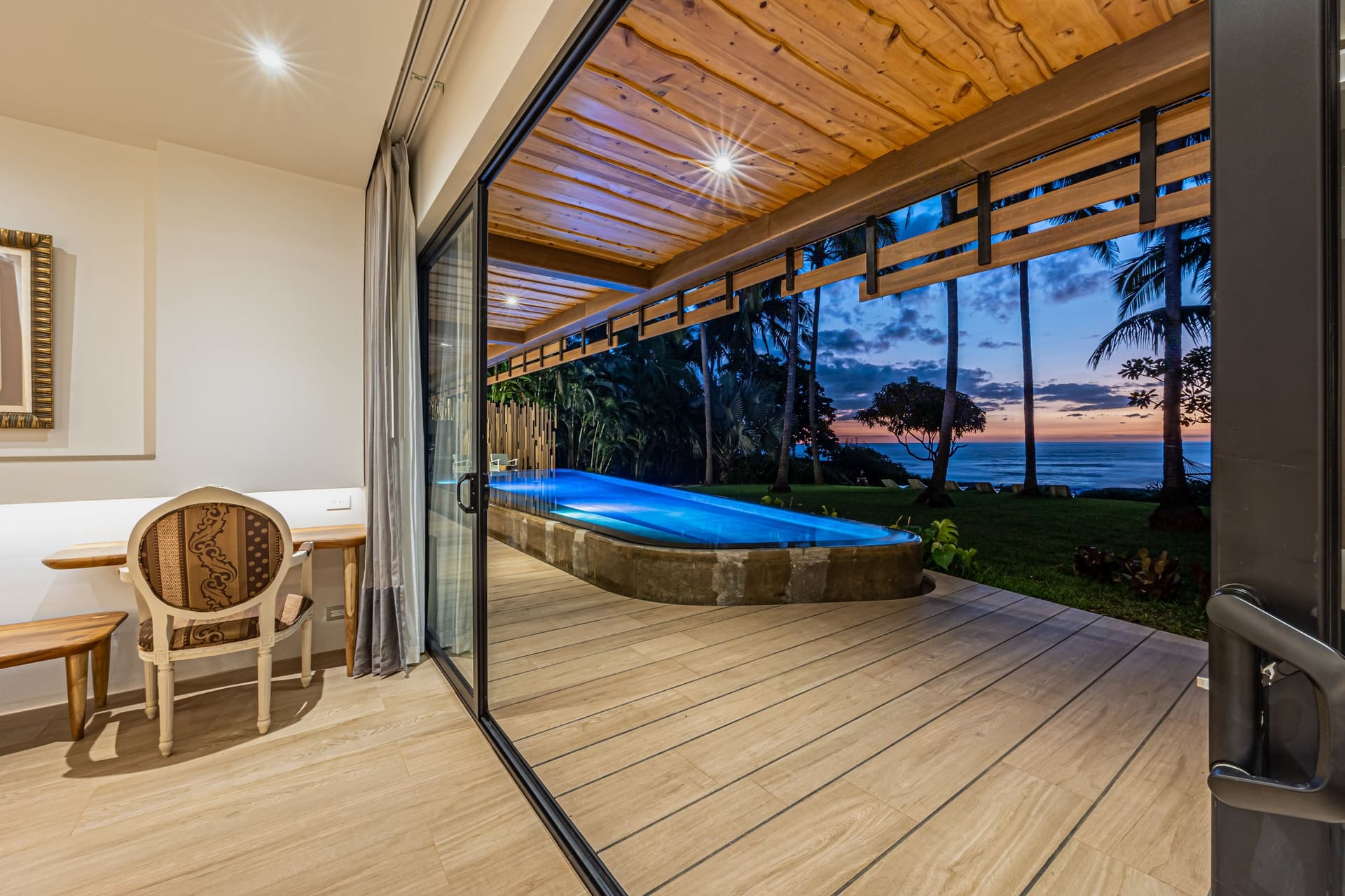 Vida indoor-outdoor: el interior se abre a la piscina