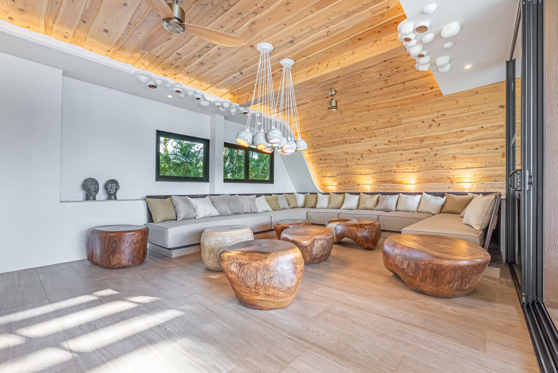 Sala de estar de Villa Hermes bajo el techo curvo de madera
